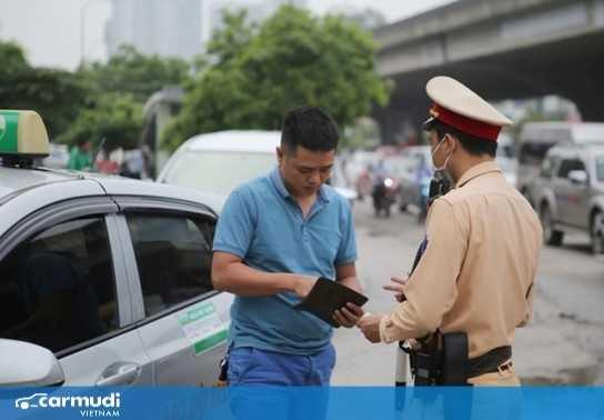 CSGT có quyền dừng xe kiểm tra giấy tờ và công an xã có quyền điều tiết, phân luồng giao thông không?