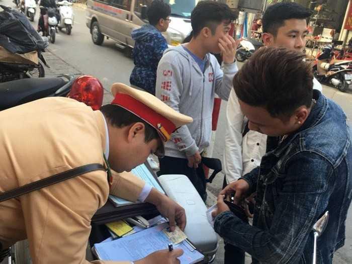 phạt khi đội mũ bảo hiểm không đảm bảo chất lượng