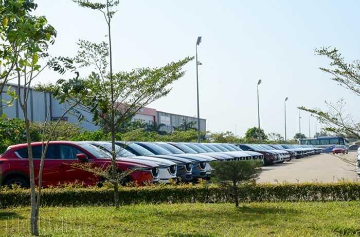 Lệ phí trước bạ ở mức 10 - 12% cho xe du lịch 9 chỗ