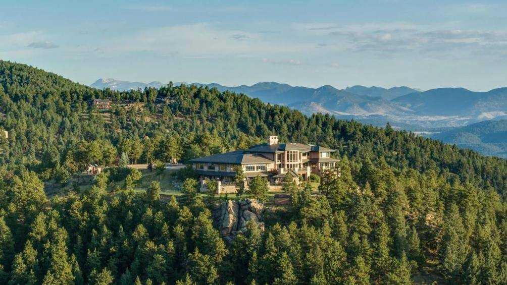 Tòa biệt thự sang trọng cùng nhà để xe rộng gần 3000m2