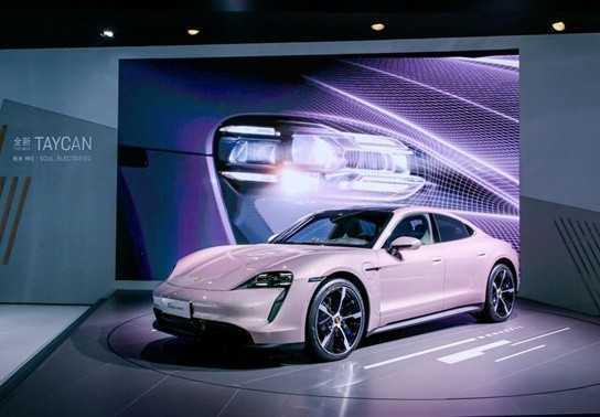 Porsche Taycan hút mắt với bộ cánh Frozen Berry Metallic hồng phấn