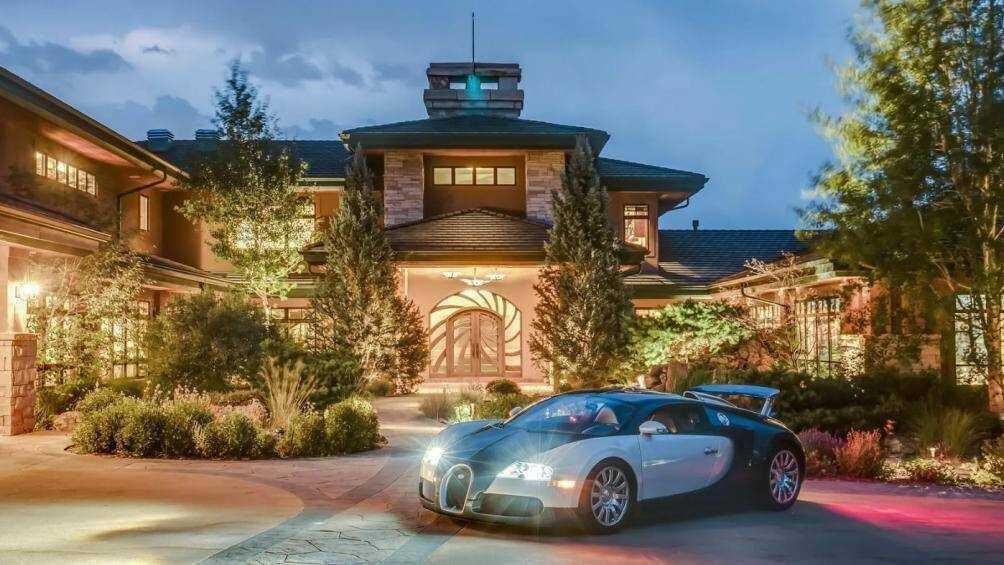 Tòa biệt thự sang trọng cùng nhà để xe rộng gần 3000m2