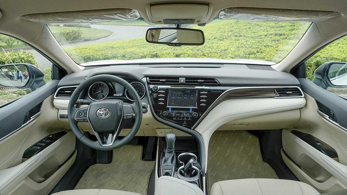 KHOANG LÁI CỦA TOYOTA CAMRY 2020