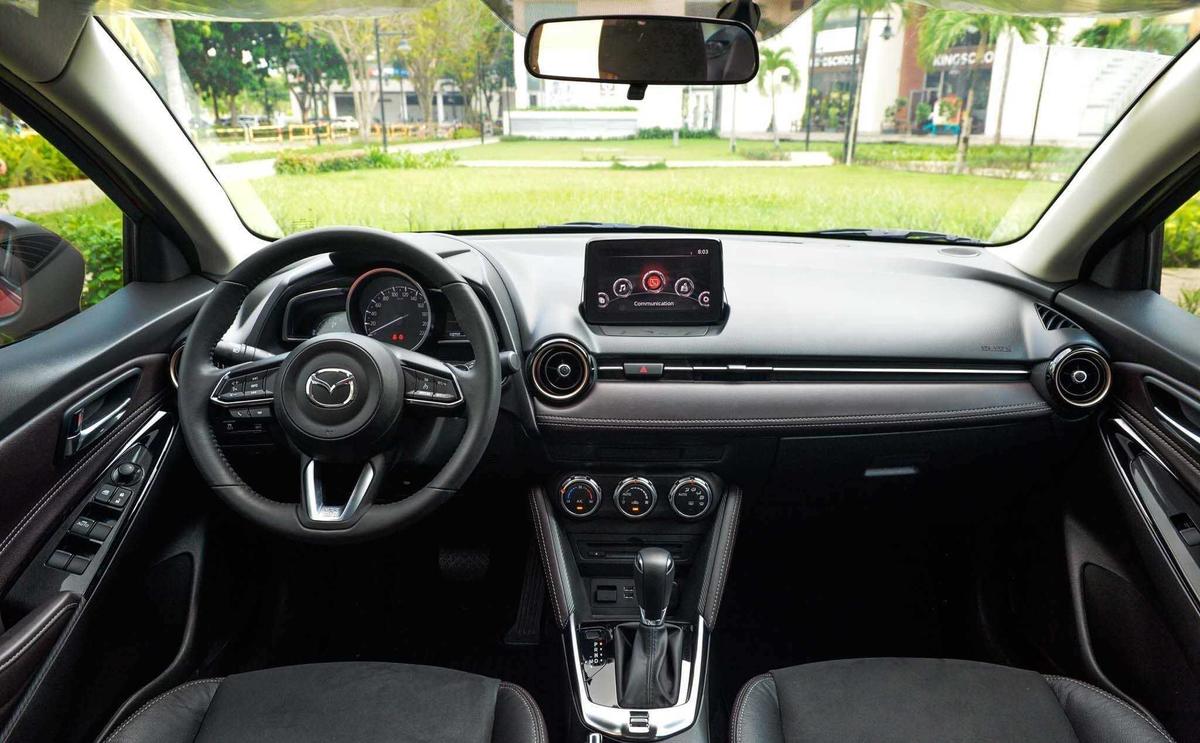 Khoang lái Mazda 2 2020
