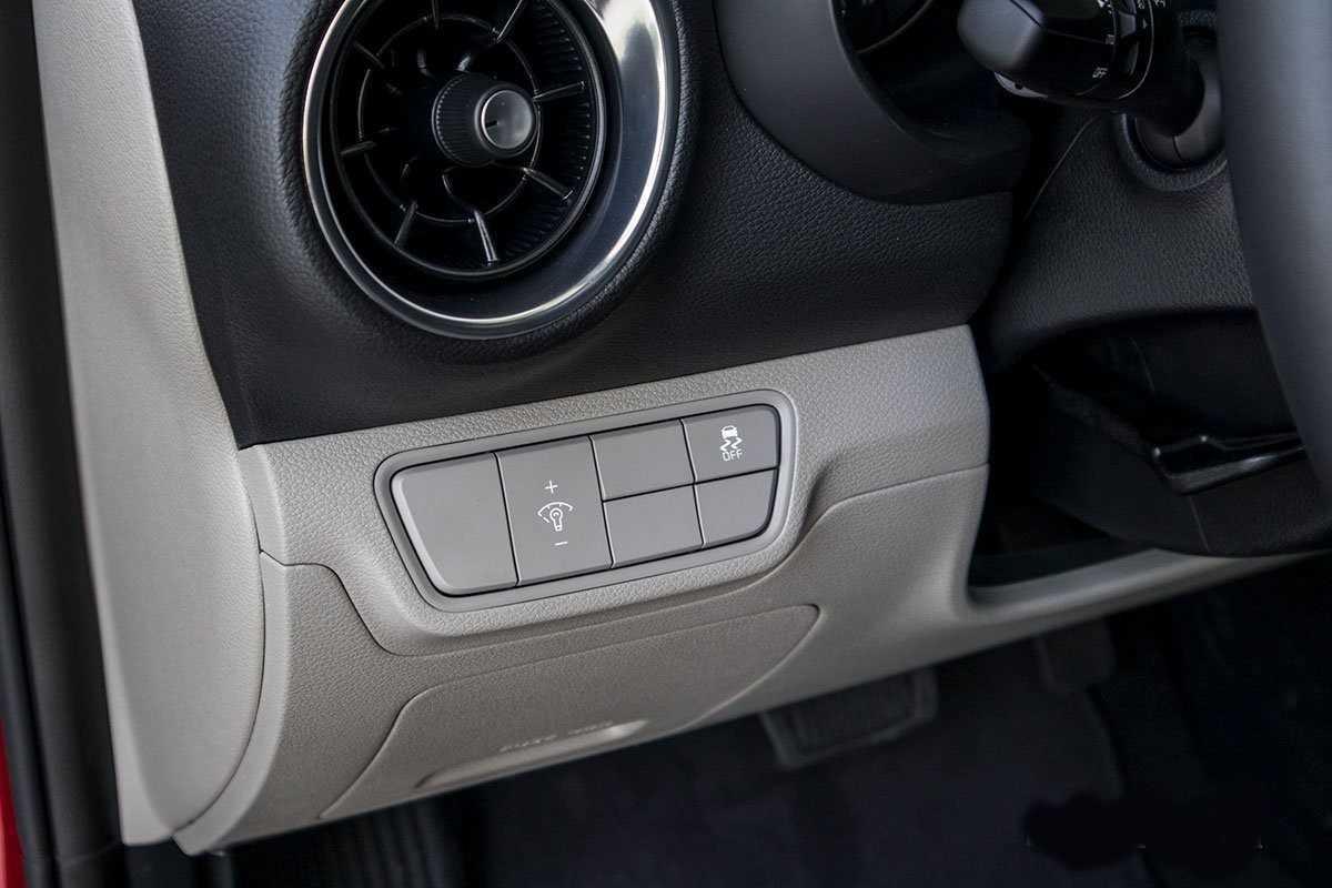 Tiện nghi xe Kia Cerato.