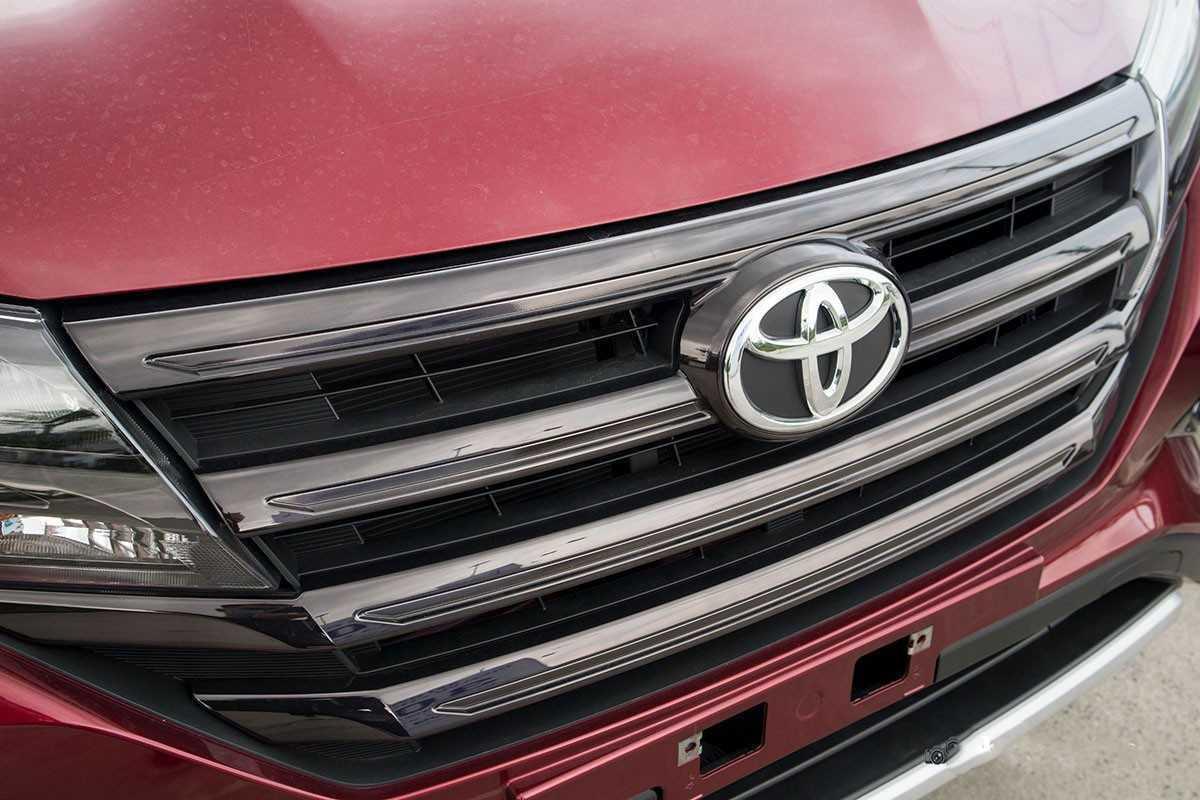 Về phía Toyota Rush 2020, trái ngược với Suzuki XL7 2020, dòng xe này vẫn mang nét thiết kế truyền thống ở phần đầu xe với lưới tản nhiệt hình thang,