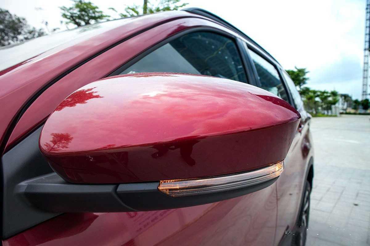 Ngoài ra, gương chiếu hậu và tay nắm cửa trên chiếc MPV do Toyota phân phối cũng đảm bảo có các chức năng tương tự như đối thủ.