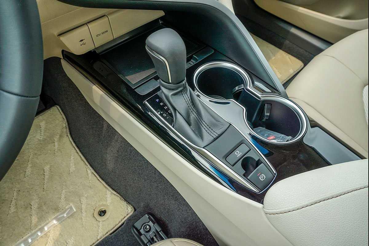 Cần số của Toyota Camry 2020