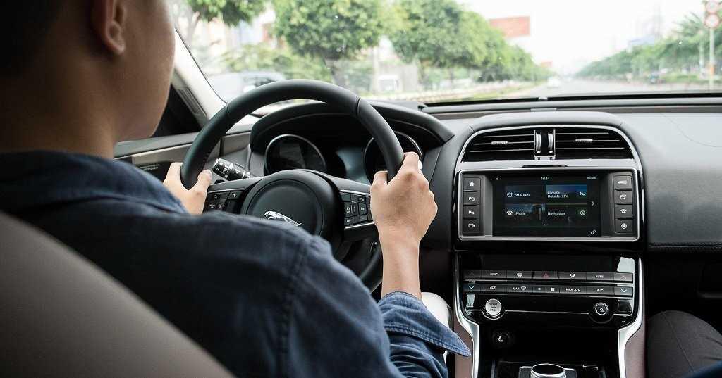 Để dễ điều khiển hướng chuyển động của xe ôtô, người lái xe cần cầm vô lăng lái đúng kỹ thuật