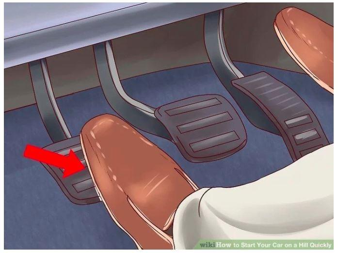 Nhấn cả chân phanh và chân côn.