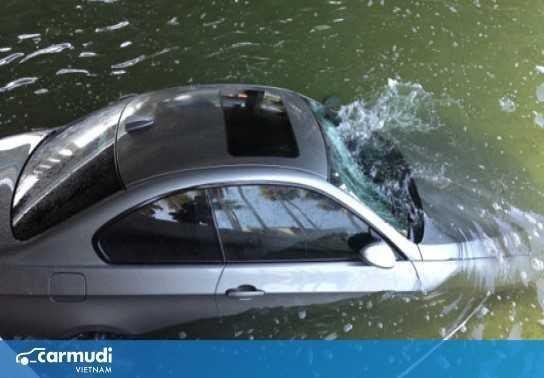 Cách thoát ra khỏi xe khi ôtô lao xuống sông