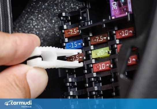 Mẹo xử lý nhanh khi cầu chì ô tô hư hỏng giữa đường