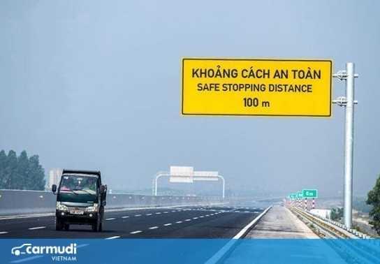 Khoảng cách tối thiểu giữa 2 xe khi tham gia giao thông là bao nhiêu?