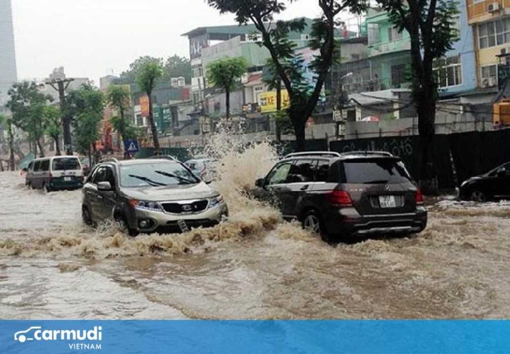 Lái xe qua vùng ngập nước sao cho đúng cách?