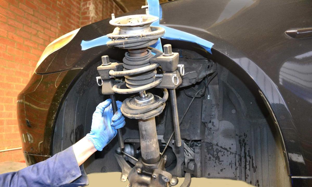 Dấu hiệu nhận biết phuộc xe ô tô cần thay sớm