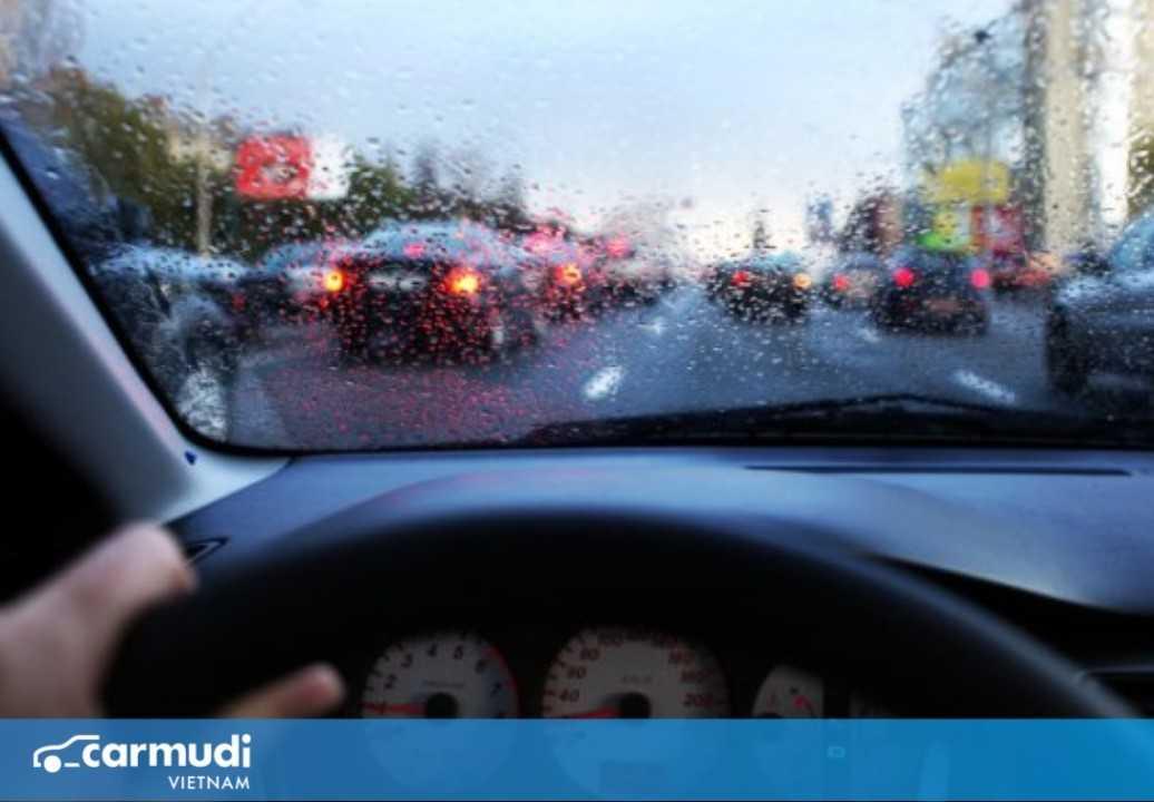 8 mẹo hay giúp lái xe xử lý nhanh tình trạng kính mờ khi trời mưa