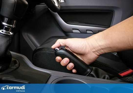 Khi tắt máy xe ô tô, không được quên tắt những chi tiết này