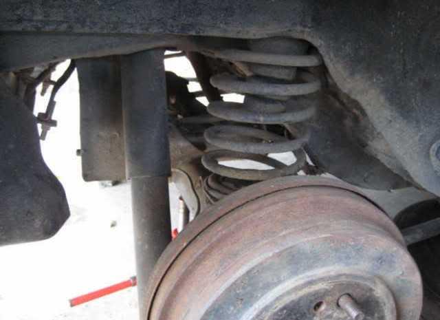 Dấu hiệu nhận biết phuộc xe ô tô cần thay sớm