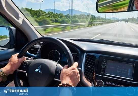Những điểm cần lưu ý khi lái xe đường dài một mình