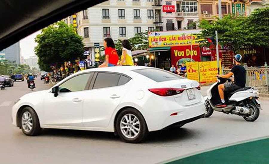 Trẻ em chui qua cửa sổ trời