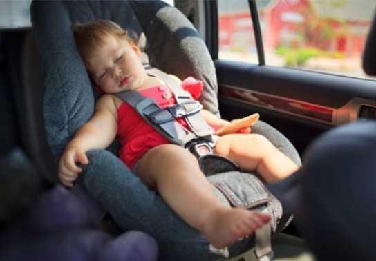 Điều gì xảy ra nếu để trẻ nhỏ trên xe ô tô quá lâu?