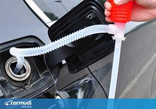 Đau đầu mùa mưa: Phải làm sao khi bình xăng bị vào nước?