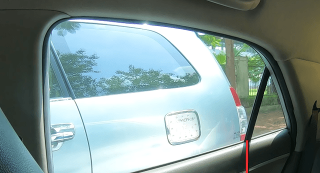 Mép đèn hậu ở trục C (xe dài)