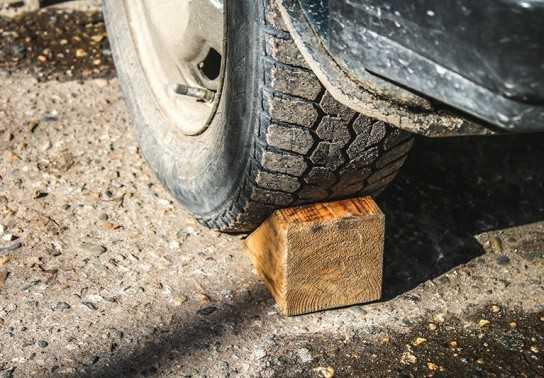 Cách đỗ xe số sàn và số tự động chống bị tụt dốc