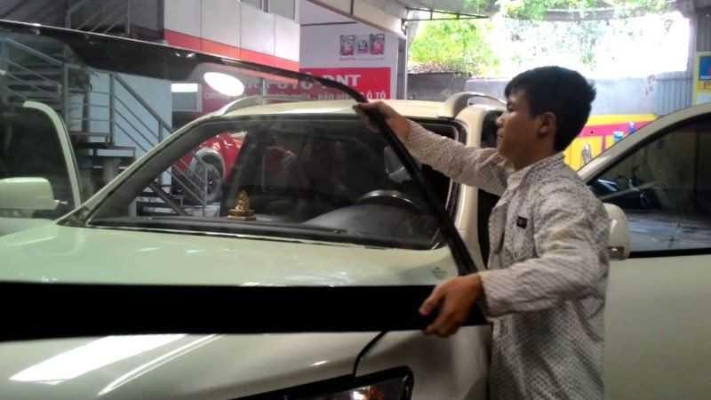 Tìm hiểu kính chắn gió ô tô và cách sử dụng sao cho hiệu quả