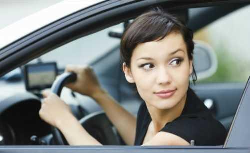 Cô gái trong ô tô