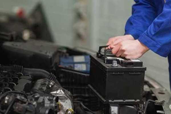 Thay ắc quy ô tô cần nhắc bình thẳng ra khỏi khay. Nguồn: Sưu tầm