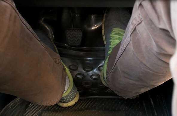 Cách đi xe số sàn không bị giật.