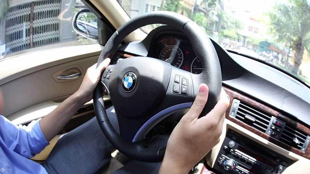 cầm vô lăng đúng cách