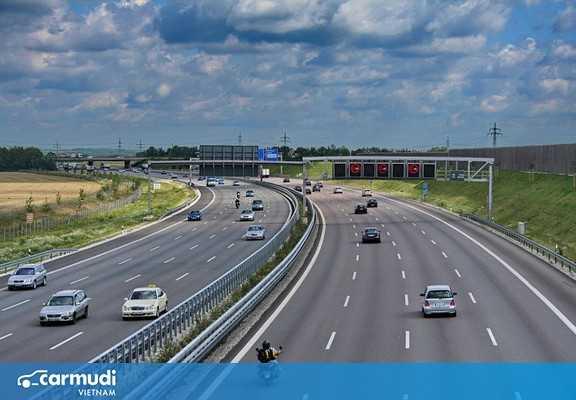 Kinh nghiệm xử lý sự cố khi lái xe trên cao tốc cho các bác tài