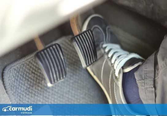 Lái xe số sàn và xe số tự động: Kinh nghiệm sử dụng phanh an toàn và hiệu quả