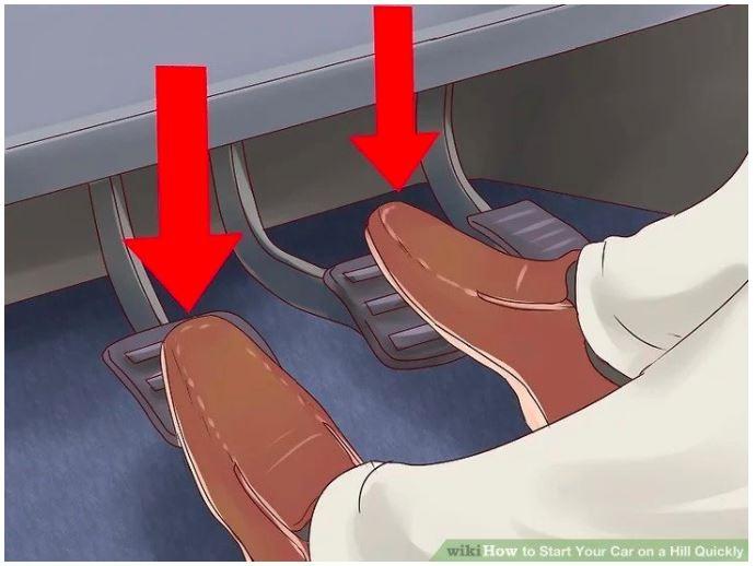 Tiếp tục giữ chân côn cùng tại vị trí đó và rời chân phanh.