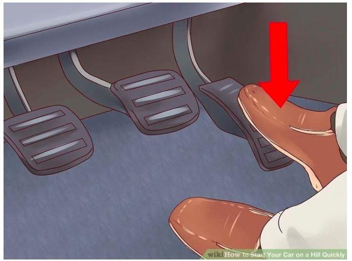 Nhấn chân ga và rời chân ra khỏi chân côn dần dần.