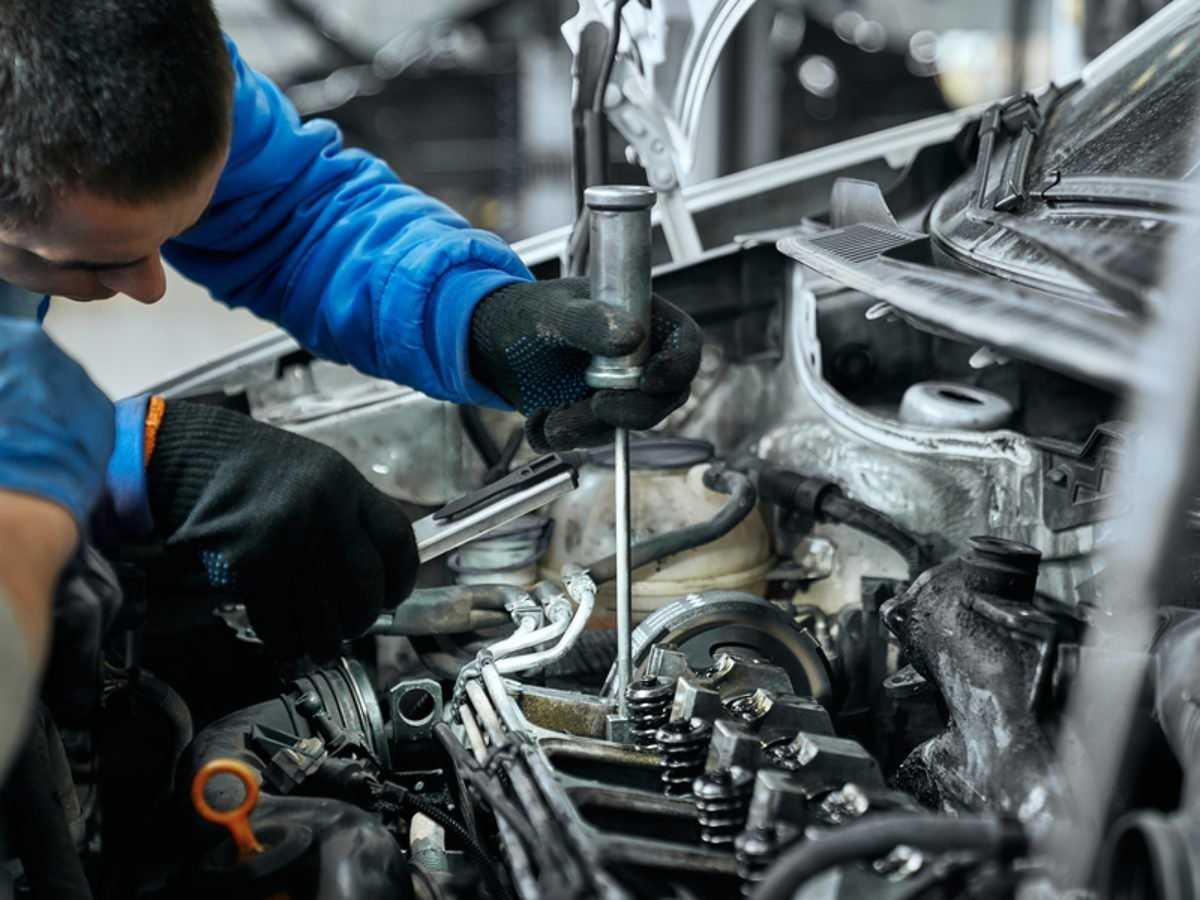 Quan sát toàn bộ ốc, bu-lông bắt máy