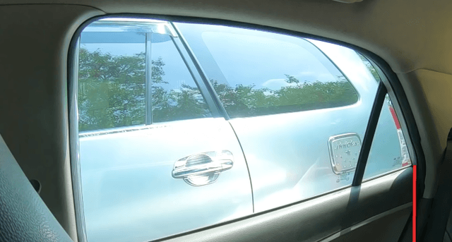 Mép đèn hậu ở trục D (xe ngắn)