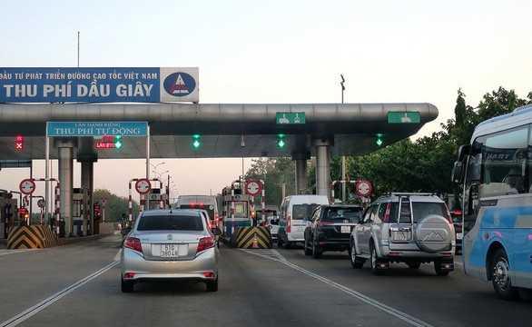 Phí sử dụng đường bộ chính thức giảm 30% cho ô tô