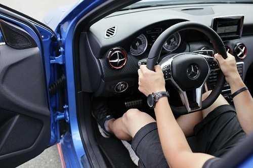 để tay trên vô lăng đúng cách