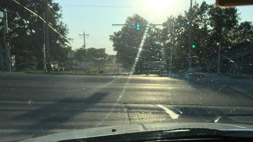 Kính chắn gió bị xước