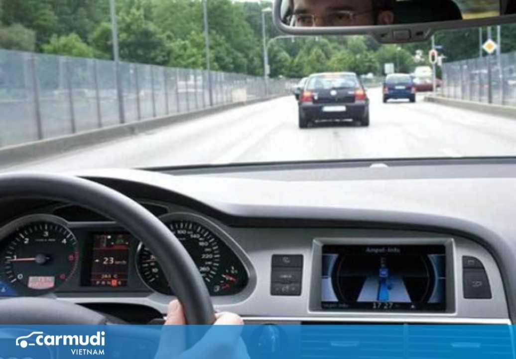 Hướng dẫn cách giữ xe ô tô ở chính giữa làn đường cho người mới