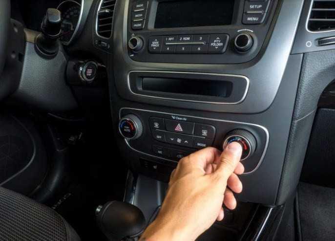 Tắt bớt các thiết bị sử dụng trên xe khi lái xe