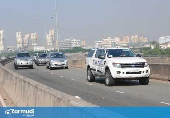 Hạ kính ô tô khi xe đang chạy, nên hay không?