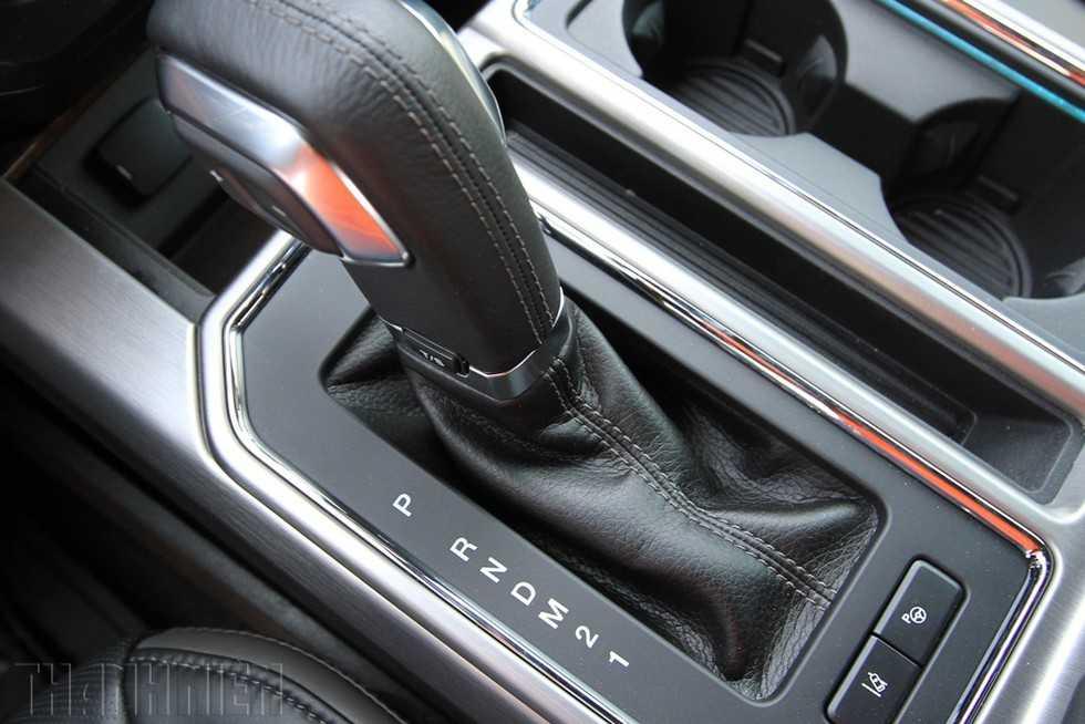 Ký hiệu P-R-N-D-M-2-1 trên mẫu xe sử dụng số tự động của Ford