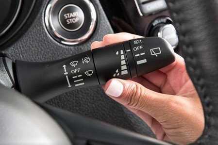 Cần điều khiển gạt mưa ô tô