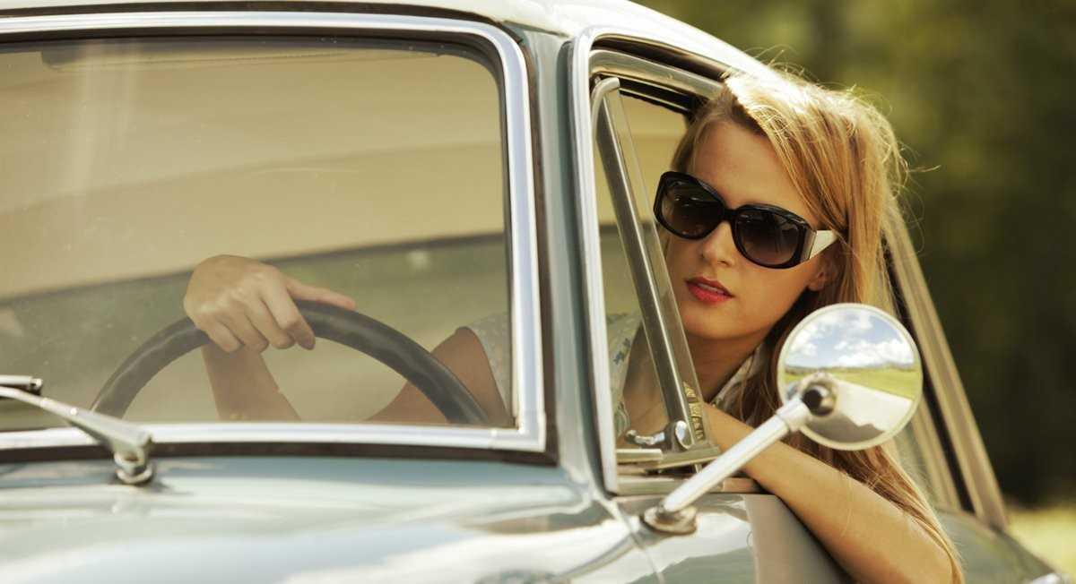 Không nên thò đầu ra cửa xe