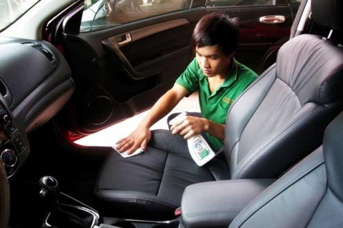 Vệ sinh nội thất ô tô bằng dung dịch chuyên dụng