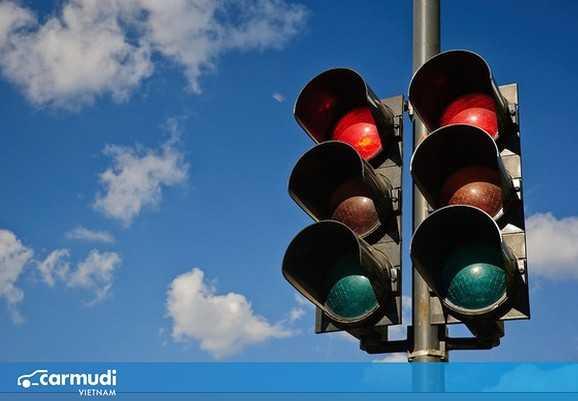 Đèn đỏ có được phép quay đầu xe không?